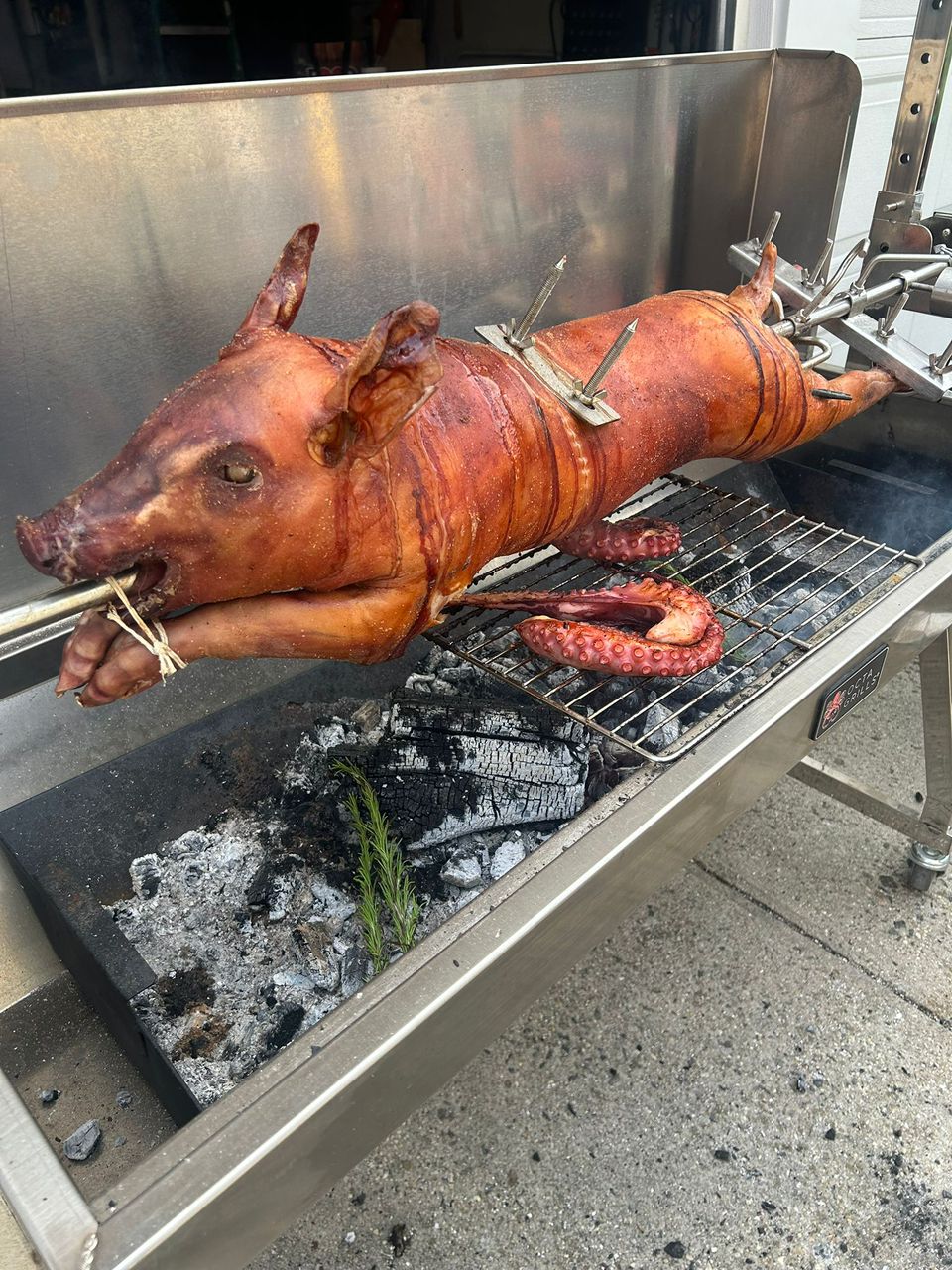 Gril na sele, jehně, prase s motorem až 100 kg 1400/450/890 mm (Kyperské grilovací systémy)